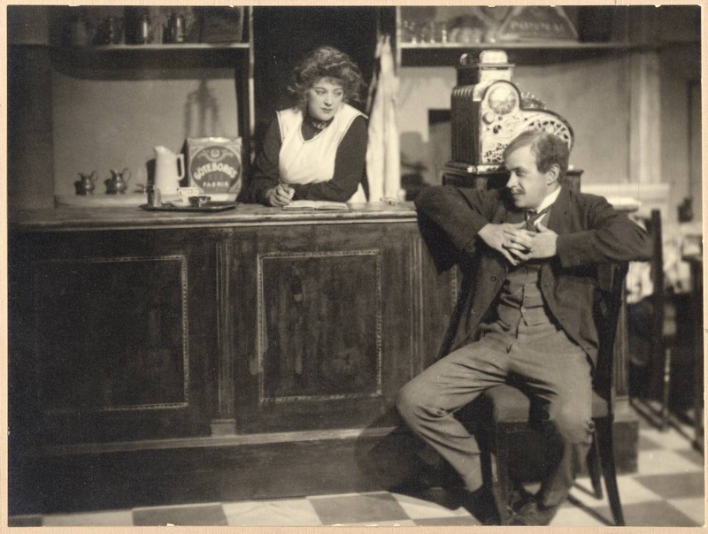 Markurells i Wadköping. Dramaten, 1930. Märta Ekström som Fru Markurell och Anders Henriksson som Perukmakare Ström. <BR>Musik- och teaterbiblioteket.