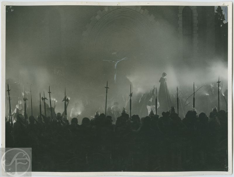 Vem dömer?, 1922.

Den mäktiga slutsekvensen i filmen skildrar fru Ursulas (Jenny Hasselquist) vandring genom eld för att bevisa sin oskuld mot anklagelserna för såväl otrohet som vållande till makens död. Gudsdomen friar henne. 
Källa ©1922 AB Svensk Filmindustri.
