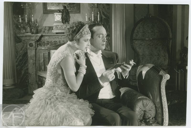 En perfekt gentleman, 1927.

Under senare hälften av ”det glada 20–talet” skrev Bergman flera komedier för teatern. Även hans avsked från stumfilmen skedde i form av en lekfull förväxlingskomedi med en allvarlig underton. I en dubbelroll tolkar den av Bergman beundrade Gösta Ekman elegant två halvbröder. Ibland som den ene, ibland som den andre, rör han sig växelvis i två diametralt olika miljöer. I vissa sekvenser som här agerar Ekman le marquis Robert de Luny de Tour d’Ivrogne tillsammans med sin nygifta markisinna (den österrikisk-ungerska dansösen La Jana) i deras luxuösa parisiska tillvaro.  
Källa © 1927 AB Svensk Filmindustri.
