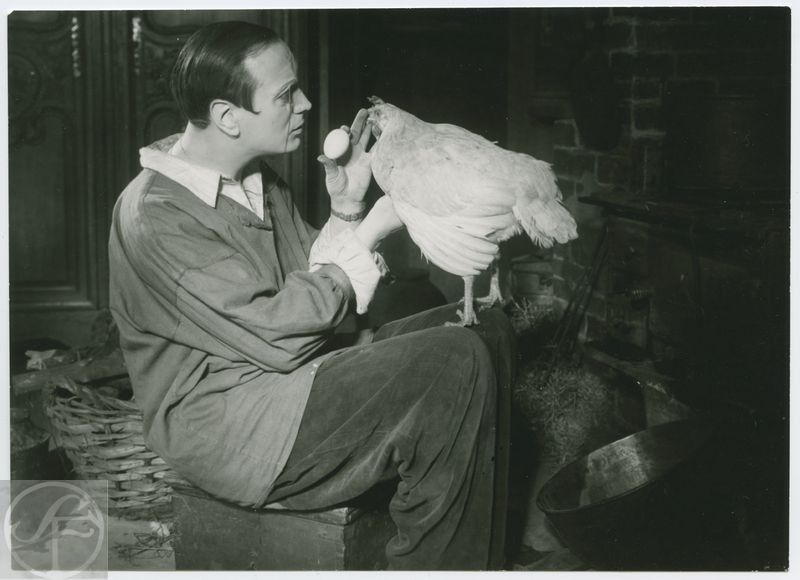 En perfekt gentleman, 1927.

Som en absolut kontrast till den luxuösa parisermiljön möter markisen efter en bilvurpa och en kraftig baksmälla sin dubbelgångare i bonden Jean Coubert, arrendator på markisens eget slott i Loire-dalen. De byter roller och så småningom gör sig markisen förtrogen både med gården och dess djur. I denna sekvens filosoferar Ekman över det gamla problemet: Vem kommer först, ägget eller hönan? 
Källa © 1927 AB Svenska Filmindustri.
