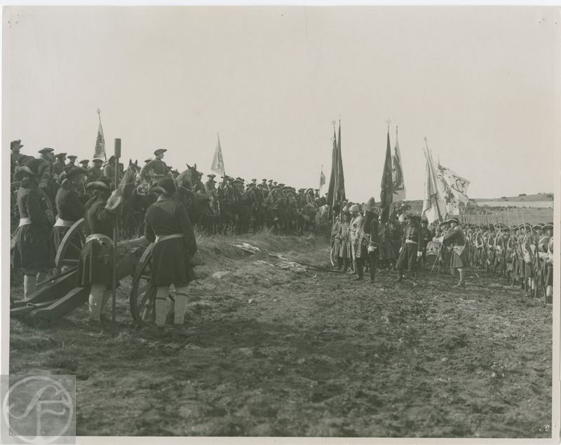 Karl XII, 1–2,  1923–1924.

Bergmans påkostade karolinerfilm från 1925 ger en nationellt anslående bild av den svenska krigslyckan vid Narva i november 1700. Den storståtliga konceptionen anknyter till traditionen från det svenska historiemåleriet under 1800-talets senare hälft. De besegrade ryssarna lägger här ner sina fanor och banér framför den unge, segerrike Karl XII. 
Källa © 1925 AB Svensk Filmindustri.
