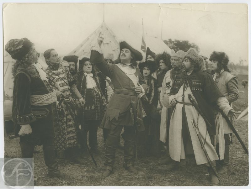 Karl XII, 1–2, 1923–1924.

Tsar Peter den store, spelad av den ryske skådespelaren Nicolai Seversky, sätter skräck i sina ukrainska undersåtar med sina våldsamma gester och grymma berättelser. Denne Karl XII:s själslige motpol utgör i filmen en typisk antihjälte. Kontrastverkan gestalterna emellan förhöjer det heroiska draget i teckningen av kungen.
Källa © 1925 AB Svensk Filmindustri.
