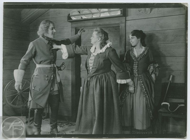 Karl XII, 1–2, 1923–1924.

I motsats till de många krigiska händelserna i filmen satte Bergman in en parallellhandling, som ger en förhärligande bild av den svenska bondebefolkningens lojalitet under ”den stora ofreden”. En uppgörelse inom den fiktiva familjen Ulfclou med bondmoran (Augusta Lindberg) i fokus vittnar vältaligt om detta. Inför denna sin svärmors engagerade rolltolkning uttryckte Bergman sin uppriktiga beundran. 
Källa © 1925 AB Svensk Filmindustri.
