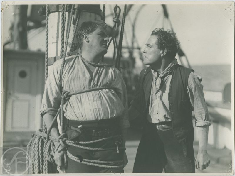 Eld ombord, 1921-1922.

En laddad uppgörelse ombord mellan styrman Dick (Victor Sjöström) och filmens huvudgestalt, spelad av den engelske skådespelaren Matheson Lang. Källa © 1923 AB Svensk Filmindustri.

