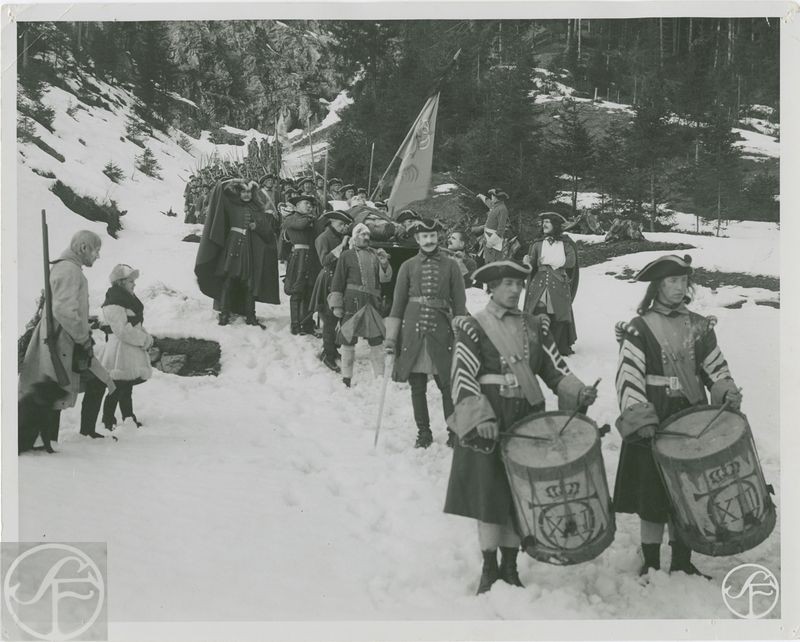 Karl XII, 1–2,  1923–1924.

För att skapa en stämningsfylld bild av det smärtsamma återtåget efter nederlaget vid Fredrikshald tog regissören John W. Brunius tydligt fasta på Bergmans hänvisning i manuskriptet till Carl Cederströms Karl XII:s likfärd.
Man tycker sig höra de förstämda trummorna och den sorgtyngda tystnaden hos soldaterna kring ”hjältekonungens” bår. 
Källa © 1925 AB Svensk Filmindustri.

