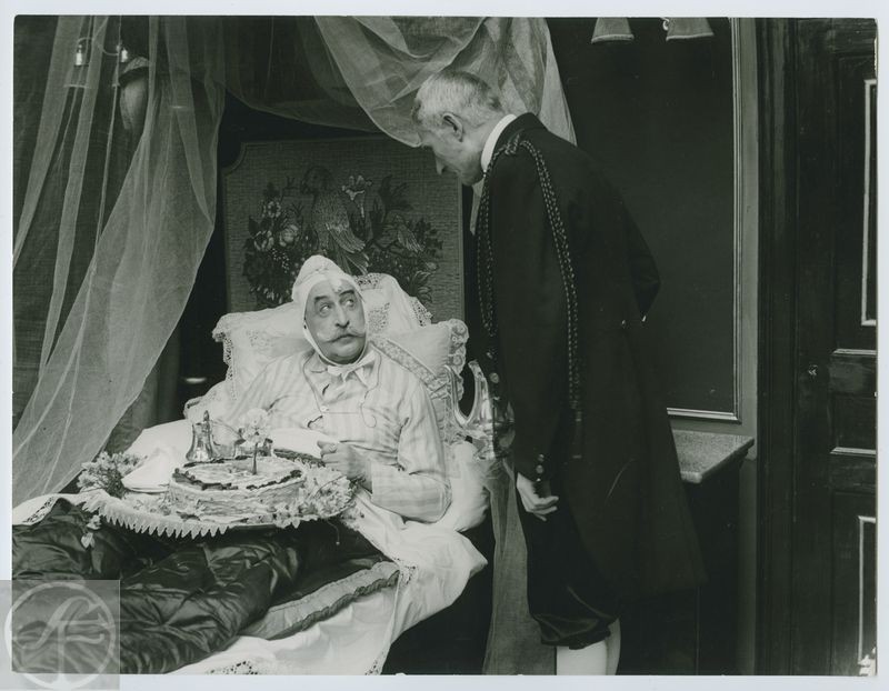 Hans Nåds testamente, 1919.

I det första filmmanuskript Bergman fick inspelat – Hans Nåds testamente från 1919 – bearbetade han fritt stoffet från sin roman med samma namn från 1910. Här ses Hans Nåd (Karl Mantzius), med den karakteristiska nattmössan väl markerad, uppvaktad av sin trogne betjänt Vickberg (Carl Browallius). Inte som i romanens inledningsscen med ”filbunke, jordgubbar och iskyld Johannisberger Schloss” utan med en födelsedagstårta. 
Källa © 1919 AB Svensk Filmindustri.
